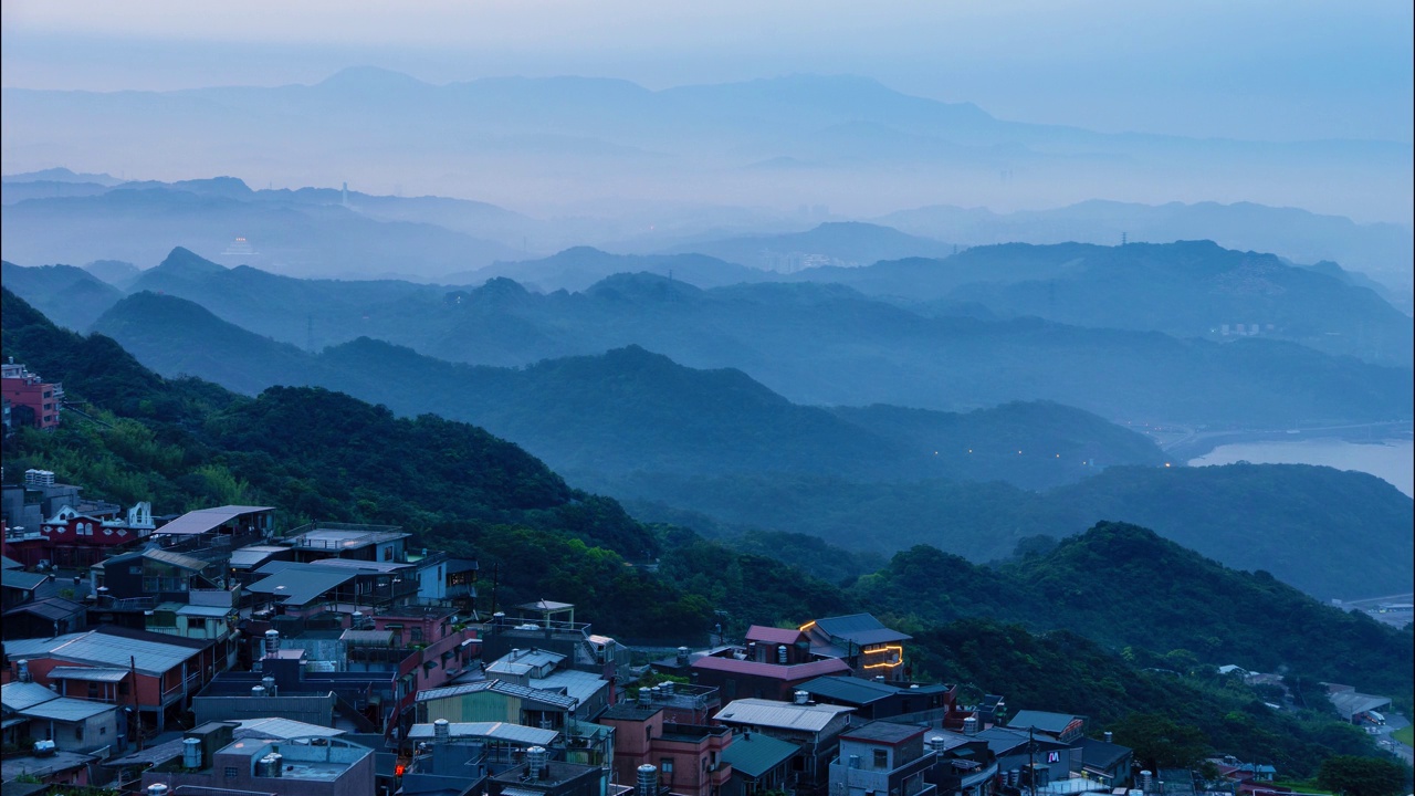 令人惊叹的黄昏风景-充满活力的橙色天空，动态的云，雾蒙蒙的山。视频素材