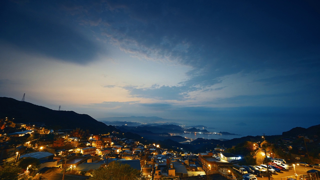 令人惊叹的黄昏风景-充满活力的橙色天空，动态的云，雾蒙蒙的山。视频素材