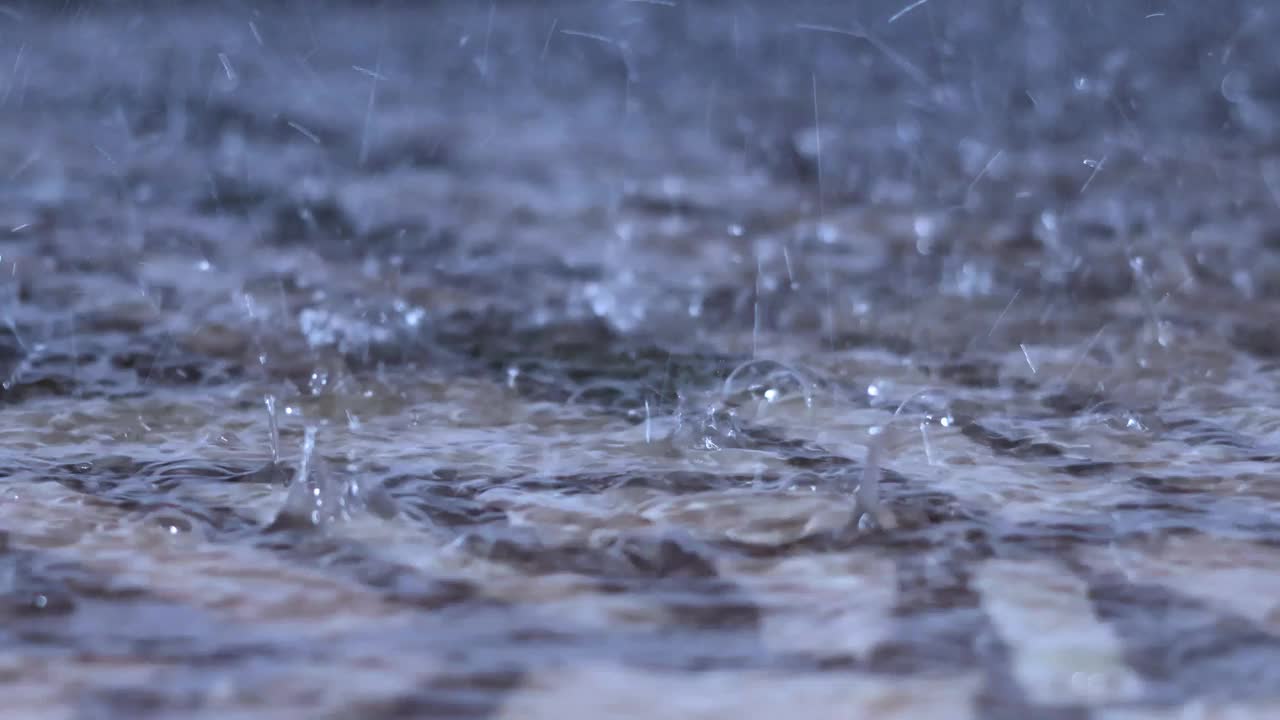 倾盆大雨落在地板上视频素材