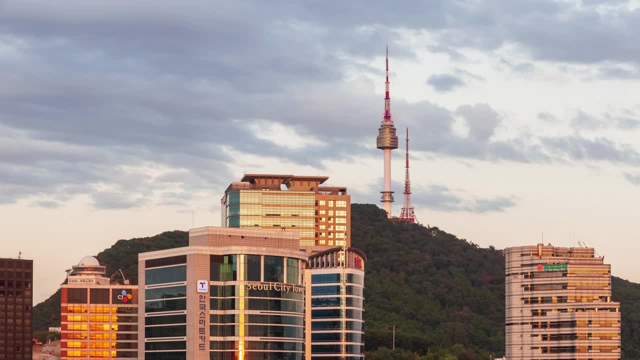 日落和市中心附近的首尔站，南山，南山首尔塔和摩天大楼/首尔中区，韩国首尔视频素材