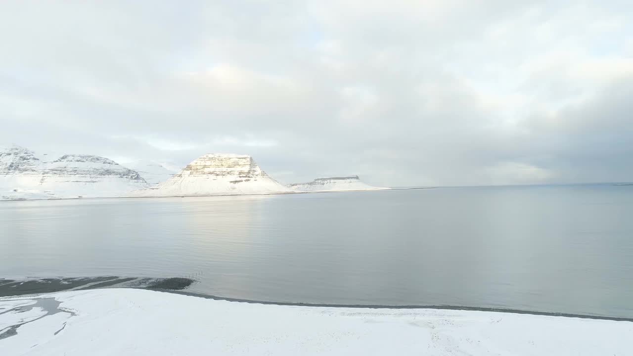 冰岛的Kirkjufell山和海湾视频素材