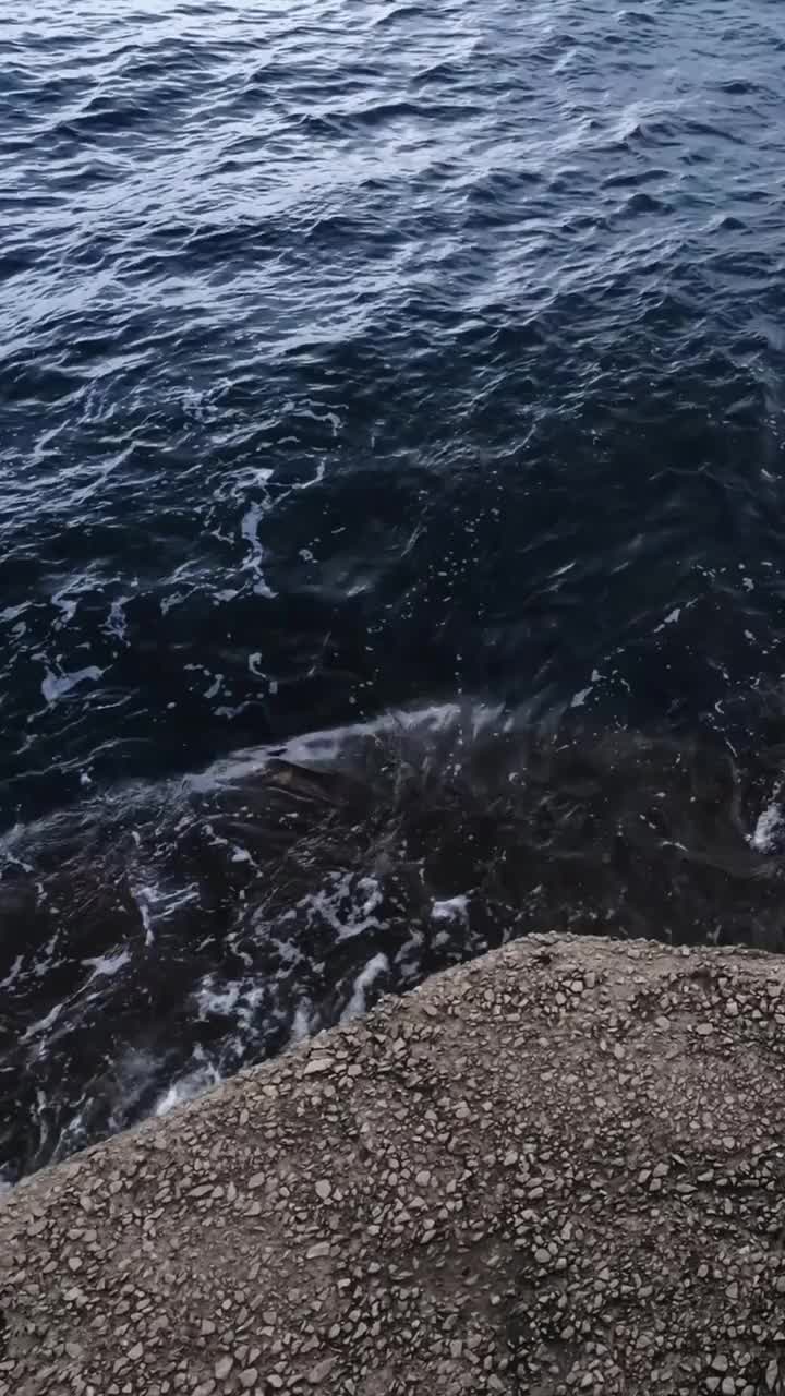 海或洋面，在岩石上破浪视频素材