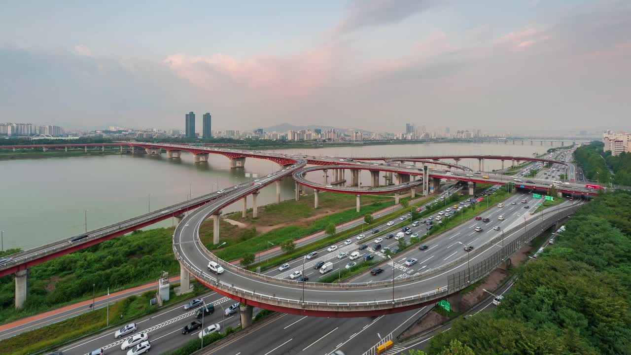 韩国首尔城东区和江南区，昼夜在汉江、城水大桥、十字路口、江边高速公路、奥林匹克高速公路附近行驶的市中心和汽车视频素材