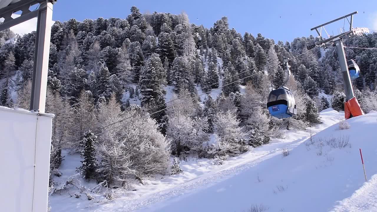 从基站移动缆车滑雪缆车视频素材