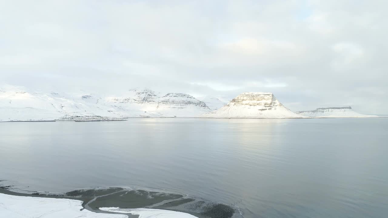 冰岛的Kirkjufell山和海湾视频素材