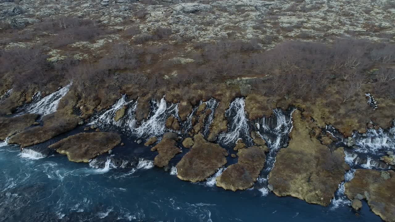 冰岛雷克霍尔特附近的Hraunfossar瀑布视频素材