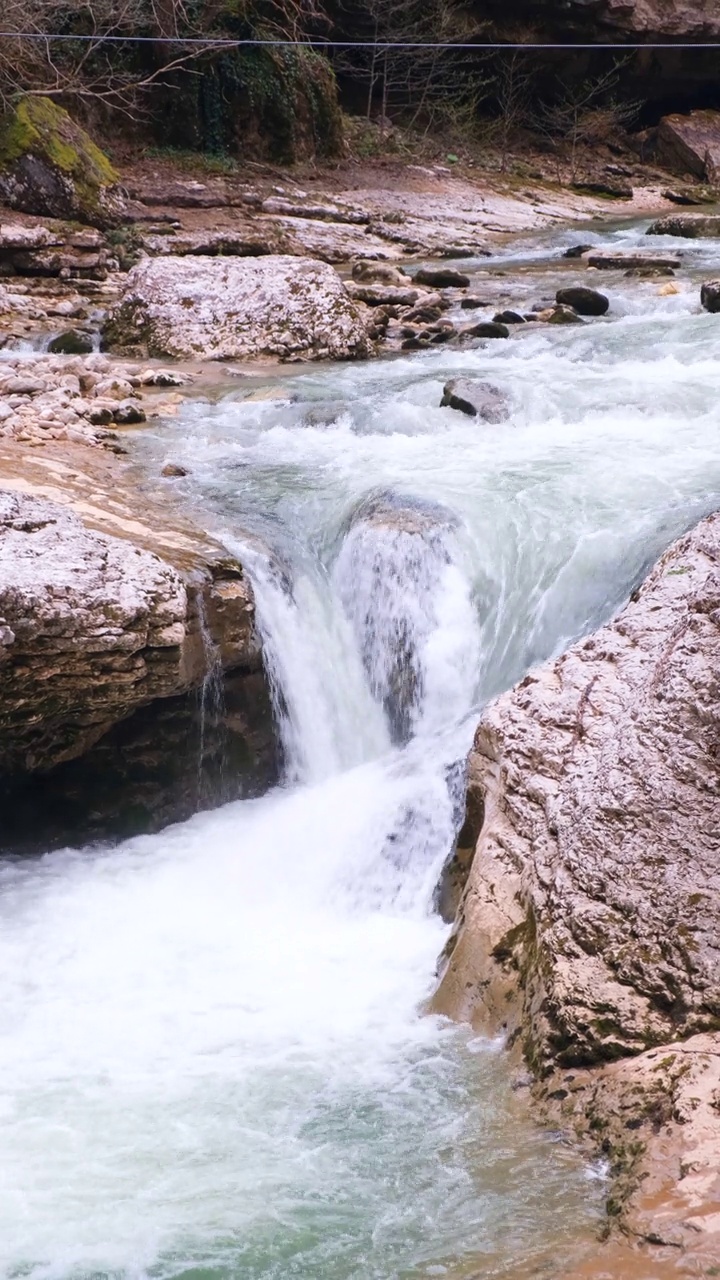 惊人的瀑布落水撞击水面一些巨大的岩石与观察区。概念旅游，户外活动，探险，旅游，度假。4 k。视频素材