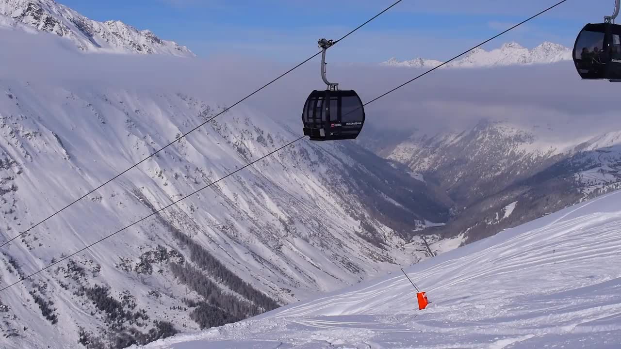 高山滑雪场的缆车视频素材