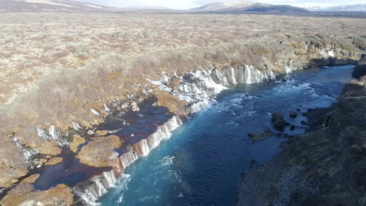 冰岛雷克霍尔特附近的Hraunfossar瀑布视频素材