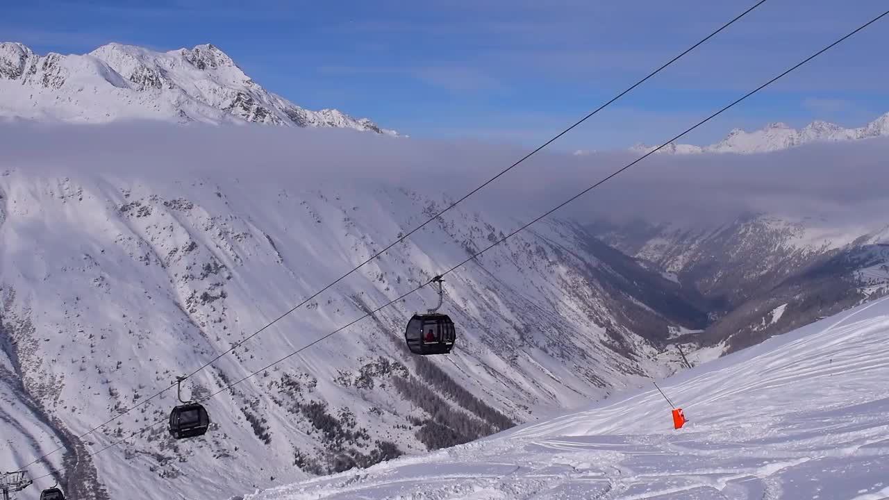 高山滑雪场的缆车视频素材