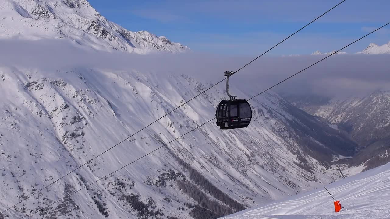 高山滑雪场的缆车视频素材