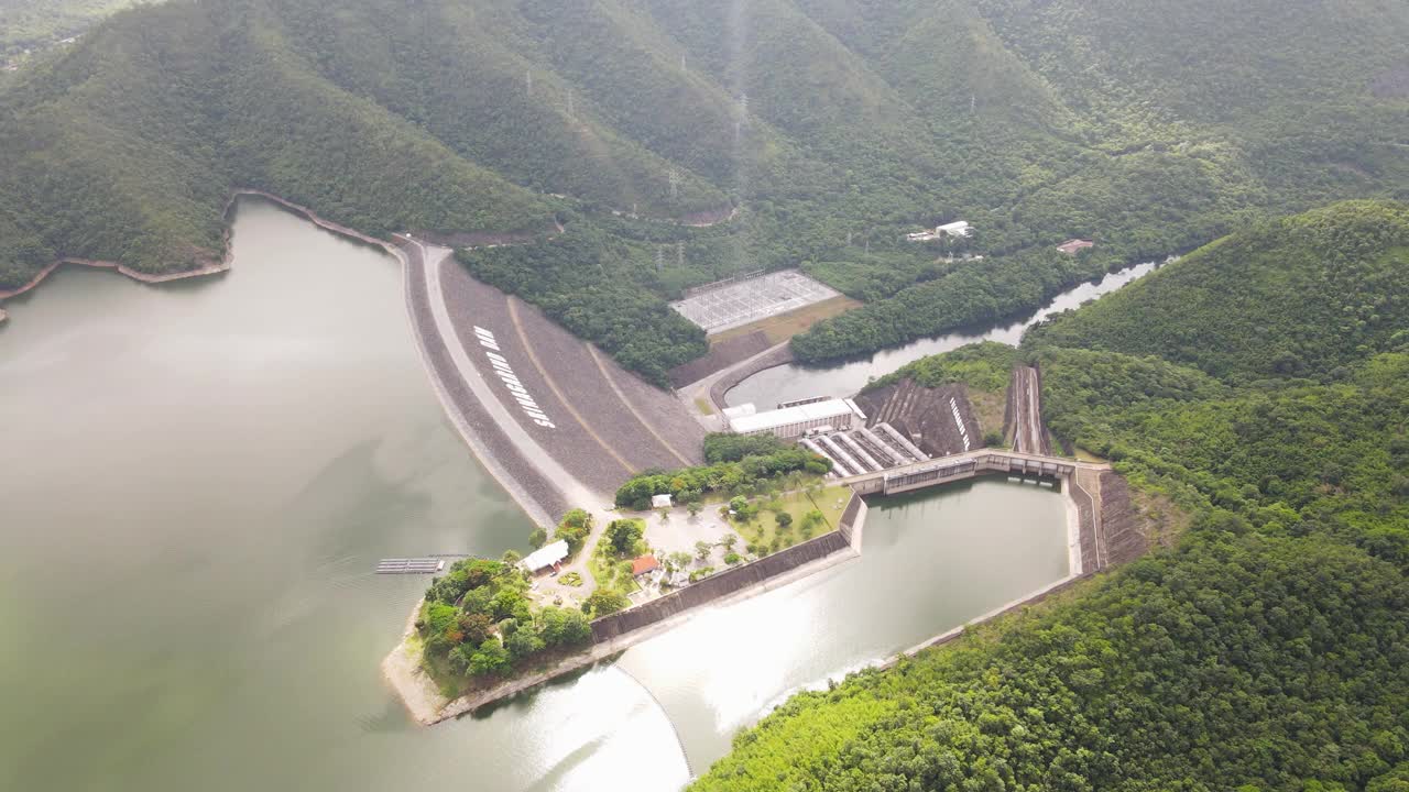 飞越大坝和水库湖视频素材