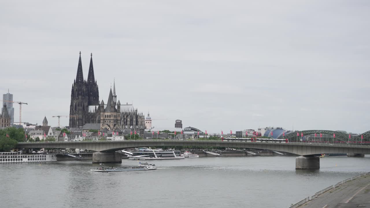 莱茵河上的火车和船只在Deutzer大桥上行驶，以科隆城市地标为背景，多姆大教堂，圣马丁教堂，市政厅，霍亨索伦桥视频素材