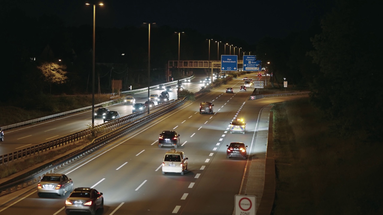 夜间，德国科隆的高速公路上行驶着汽车视频素材