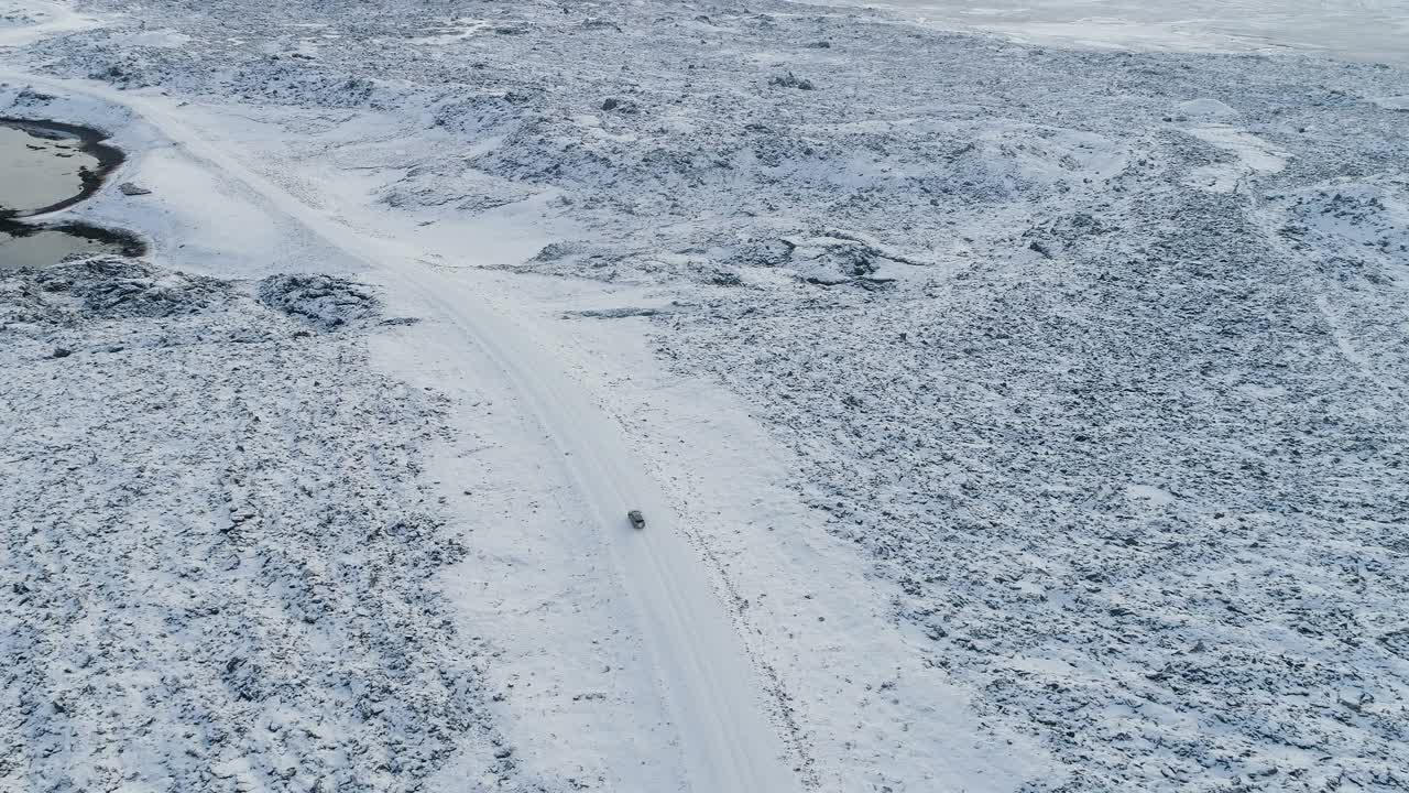 冰岛，驶往Kothraunskula火山渣锥的汽车视频素材