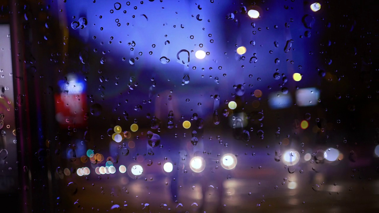 暴雨中雨水顺着窗户流下视频素材