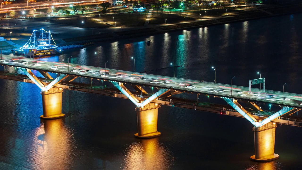 夜间在汉江和清潭大桥附近行驶的市中心和汽车/韩国首尔江南区视频素材