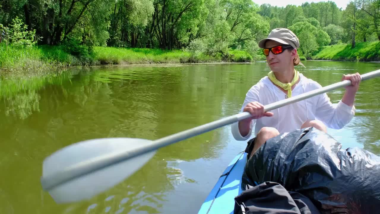 家庭皮艇之旅。父女在河上划船，水上远足，夏日冒险。环保极致旅游，积极健康的生活方式视频素材