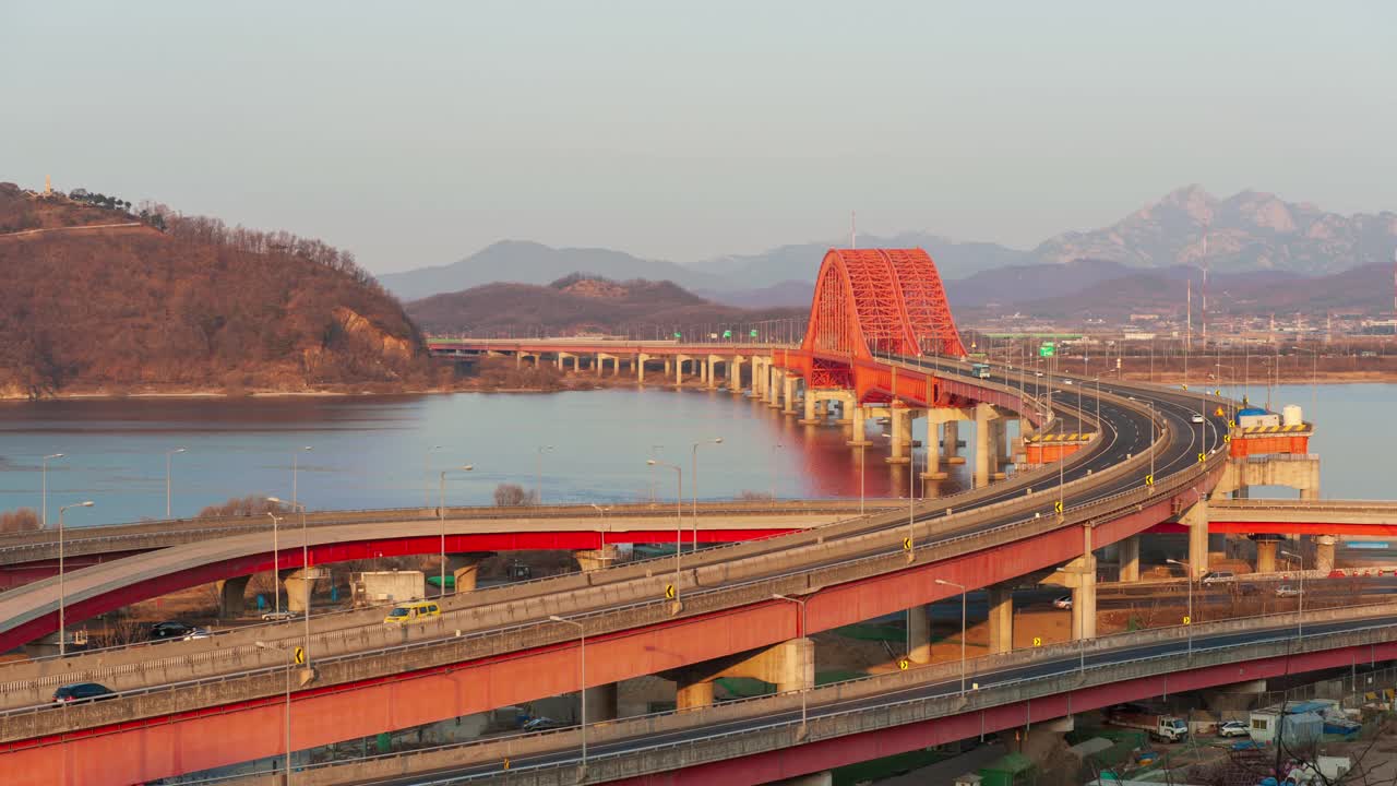 韩国首尔江西区，汉江和方花大桥附近昼夜的市中心和汽车视频素材