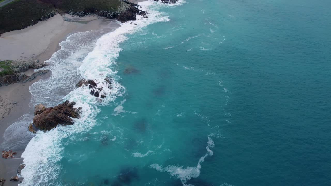 在悬崖上飞越海浪视频素材