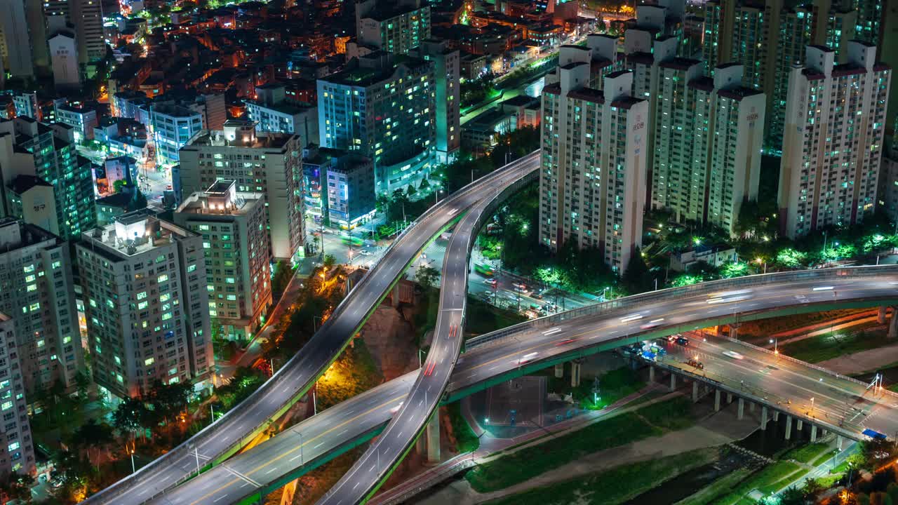 市中心和夜间在公寓大楼和天桥附近行驶的汽车/韩国首尔视频素材