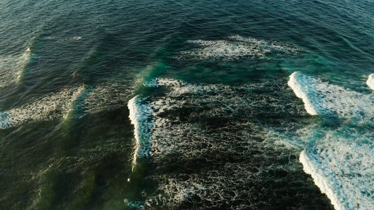 海浪和海浪，鸟瞰图。视频素材