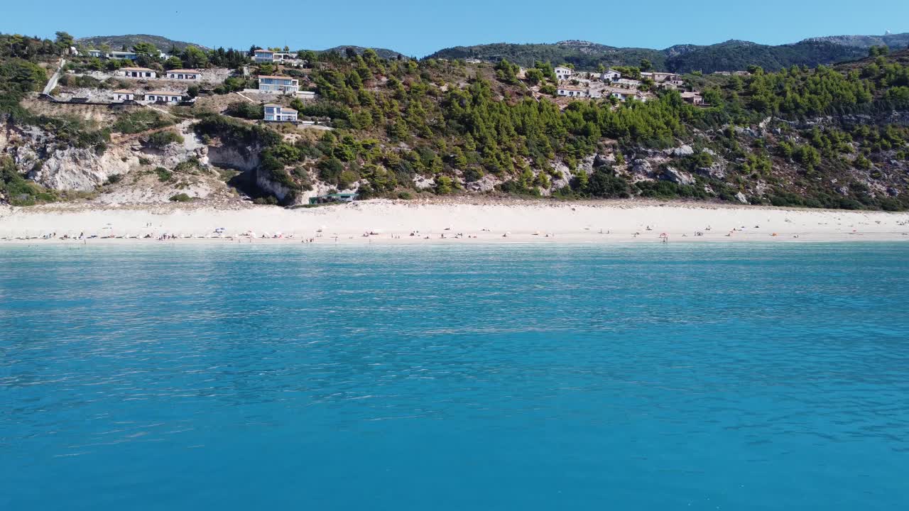 莱夫卡达岛米洛斯海滩夏季热带海的鸟瞰图。视频素材