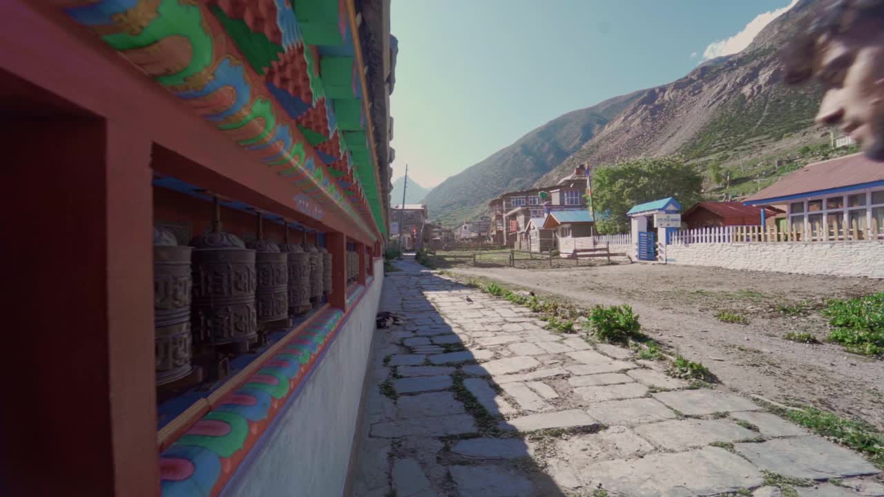 年轻的男性徒步旅行者滚动祈祷轮视频素材