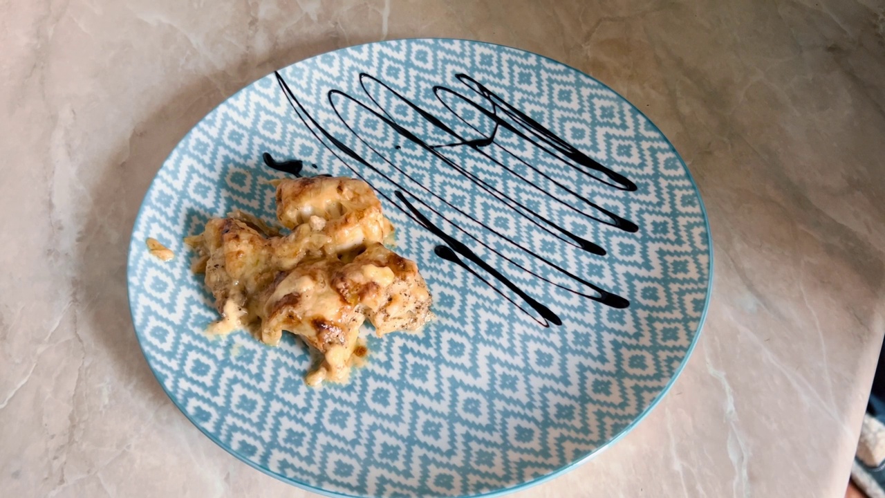 用酱汁装饰盘子上的肉盘。视频素材