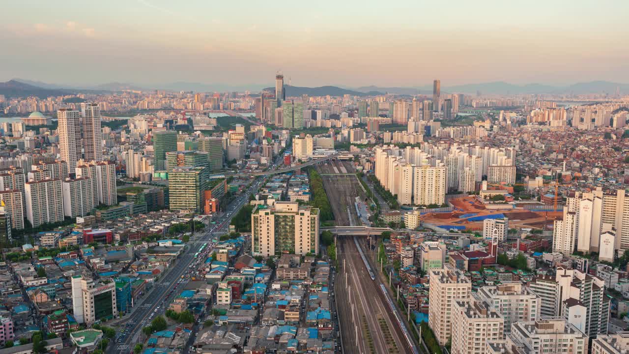 汉江附近的市中心，汝矣岛区，白天和晚上的公寓大楼和摩天大楼/首尔九老区和永登浦区视频素材