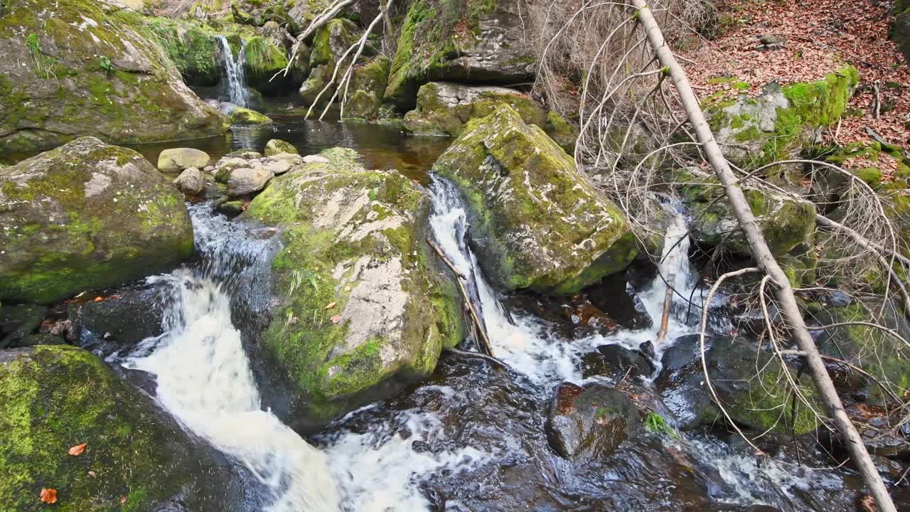 德国巴伐利亚森林斯皮格劳斯泰克拉姆野生山涧瀑布的特写镜头视频素材