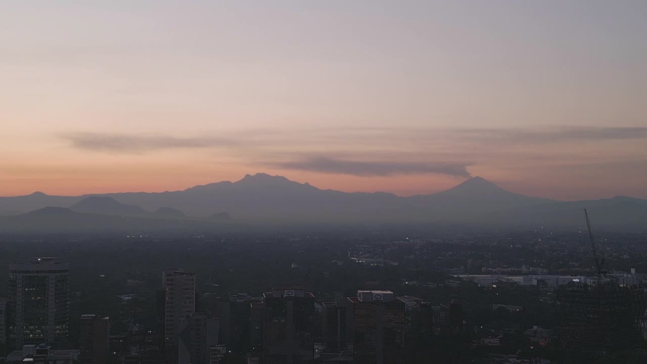 日出时的火山，墨西哥城视频素材