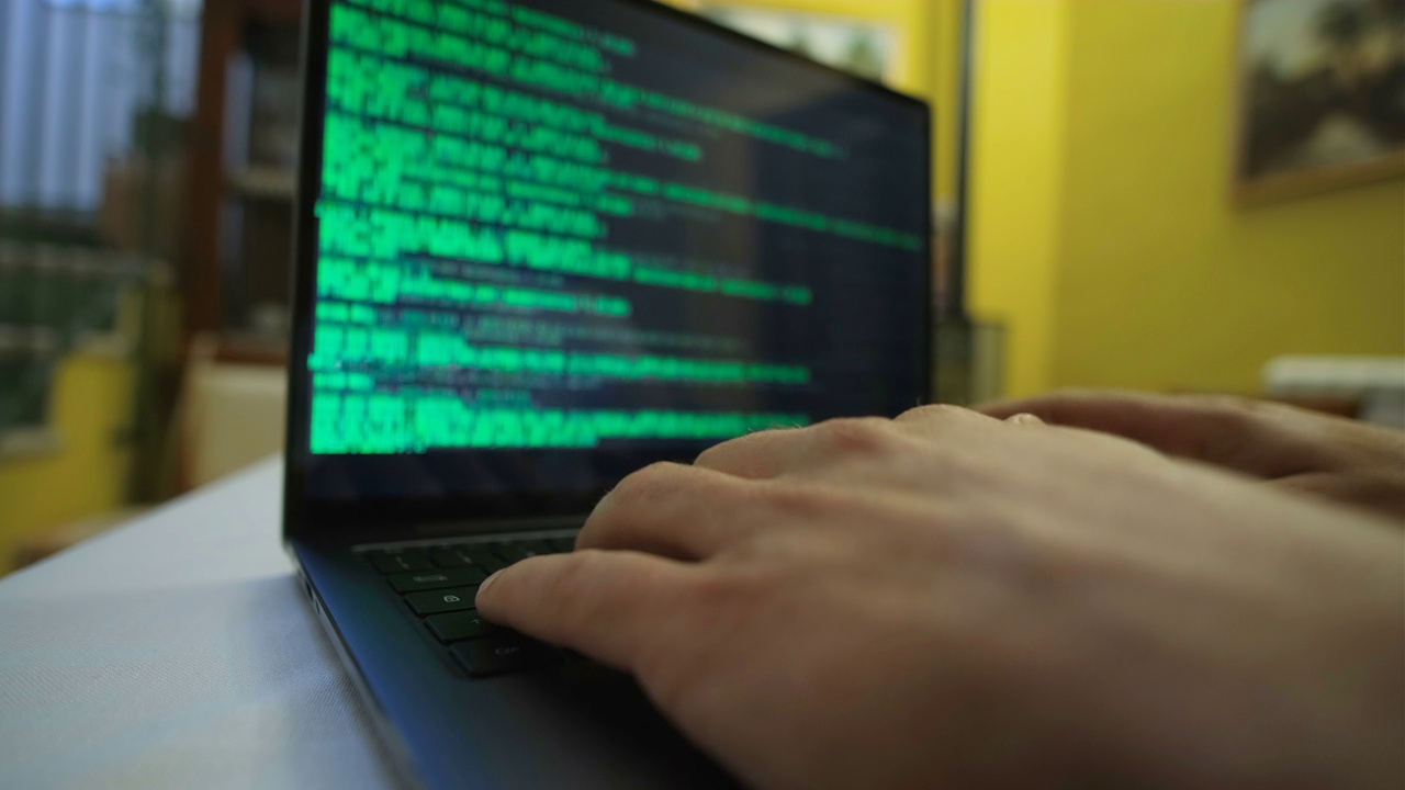 黑客正在对个人电脑笔记本电脑隐私数据进行解密，进行网络安全攻击视频下载