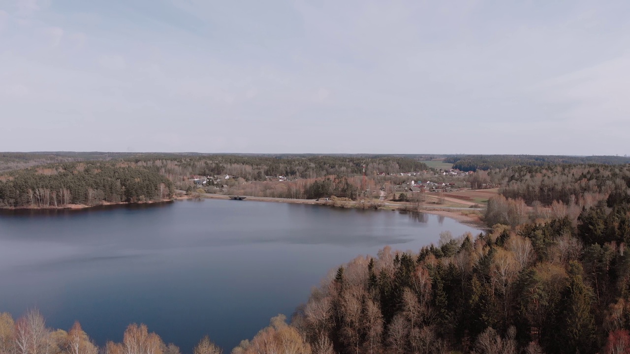 鸟瞰平面景观与湖泊，道路和一个村庄。视频素材