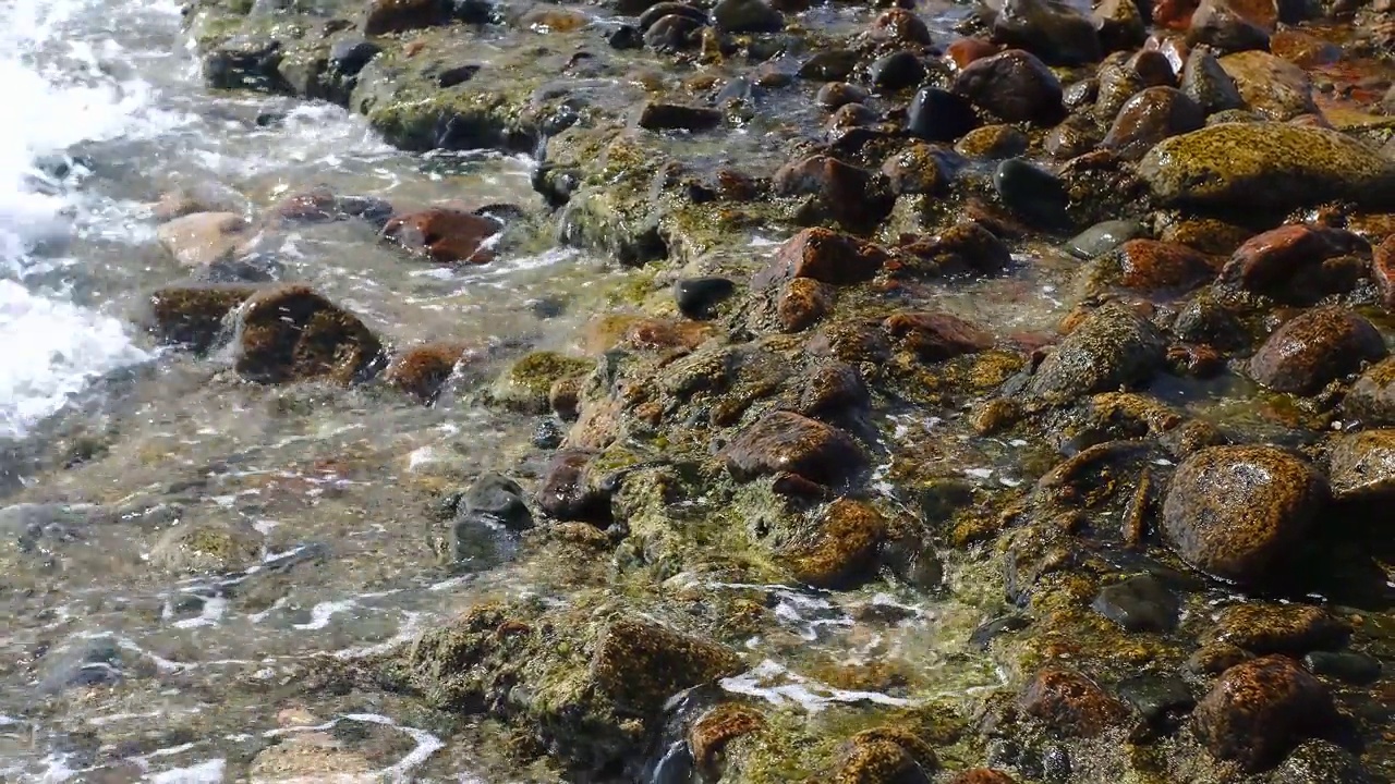 汹涌的海浪冲击着红海海岸。暴风雨中，海浪拍打着卵石滩。海上的风暴。红海全景视频素材