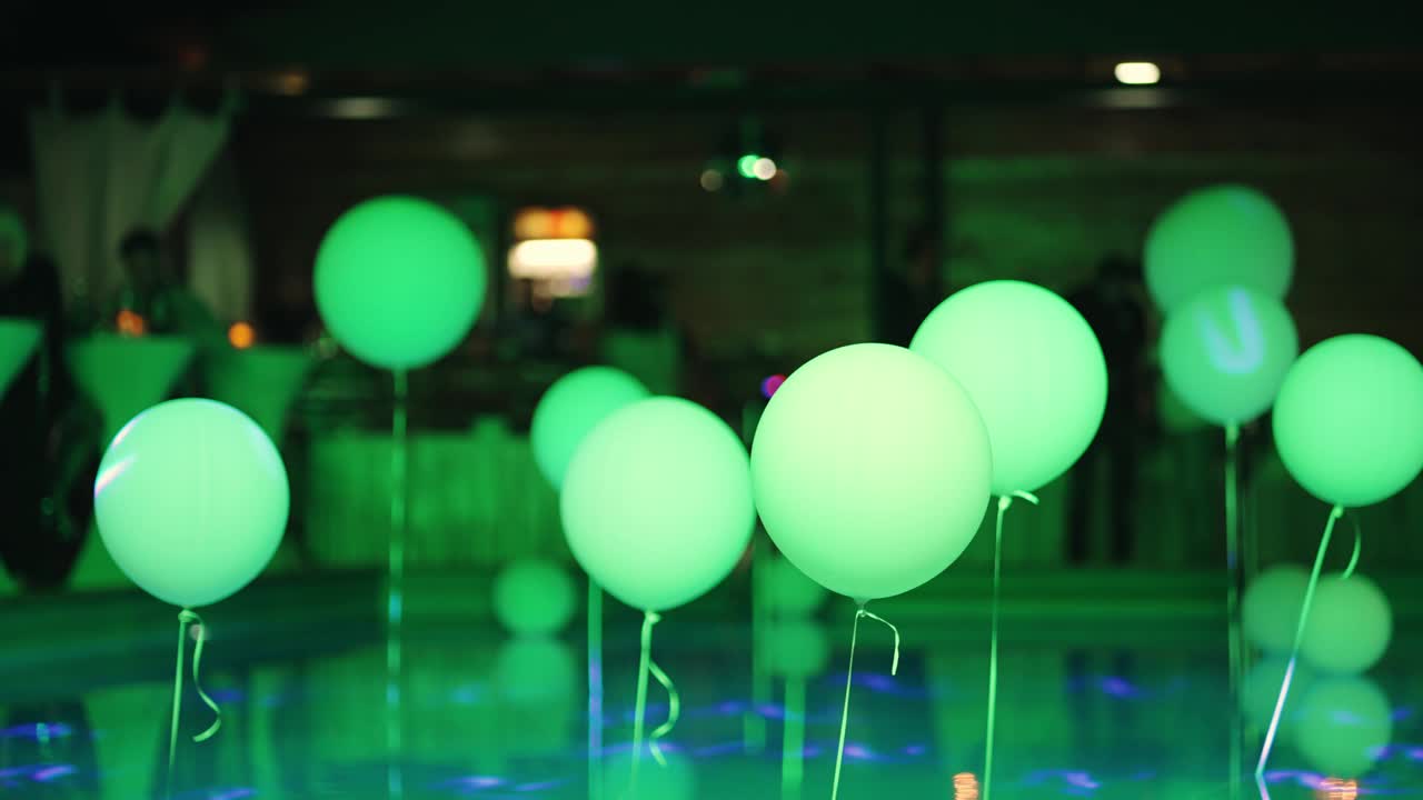 庆祝气球装饰在夜间的泳池派对视频素材