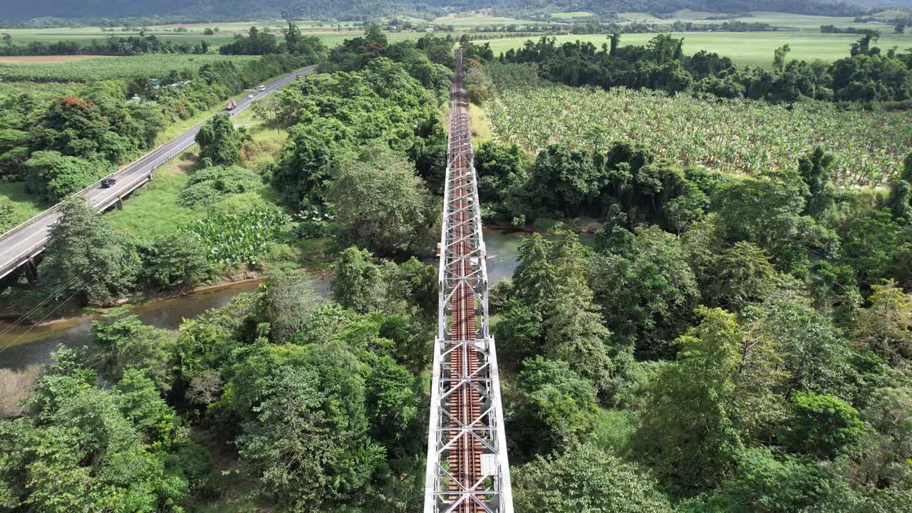 澳大利亚昆士兰凯恩斯南部拉塞尔河穿越布鲁斯高速公路的航拍画面视频素材