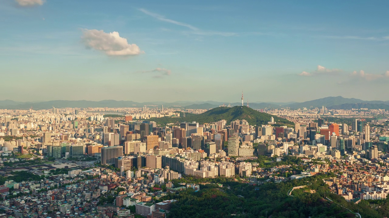 昼夜的市中心和摩天大楼附近的南山和南山首尔塔/中区和钟路区，韩国首尔视频素材