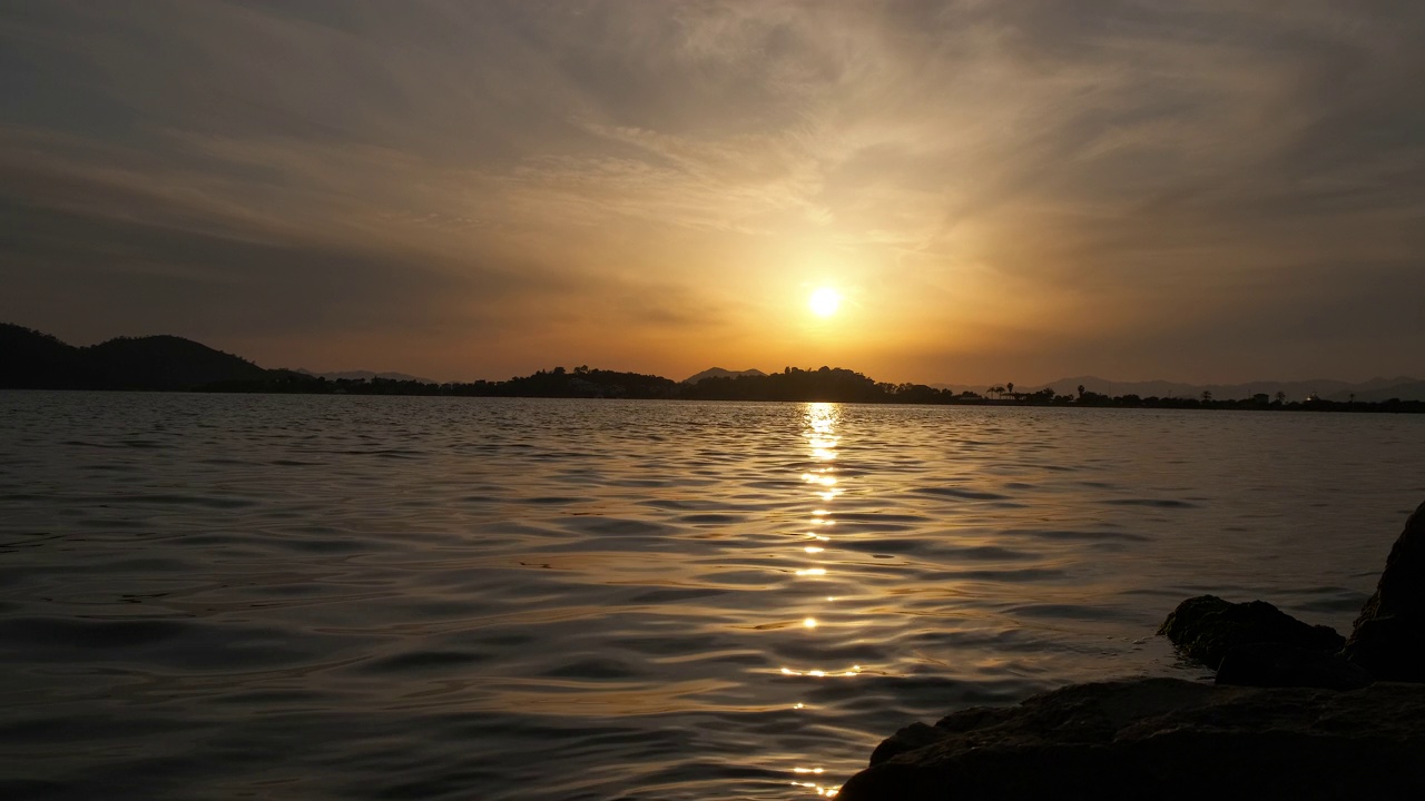 夕阳照在水面上。视频素材