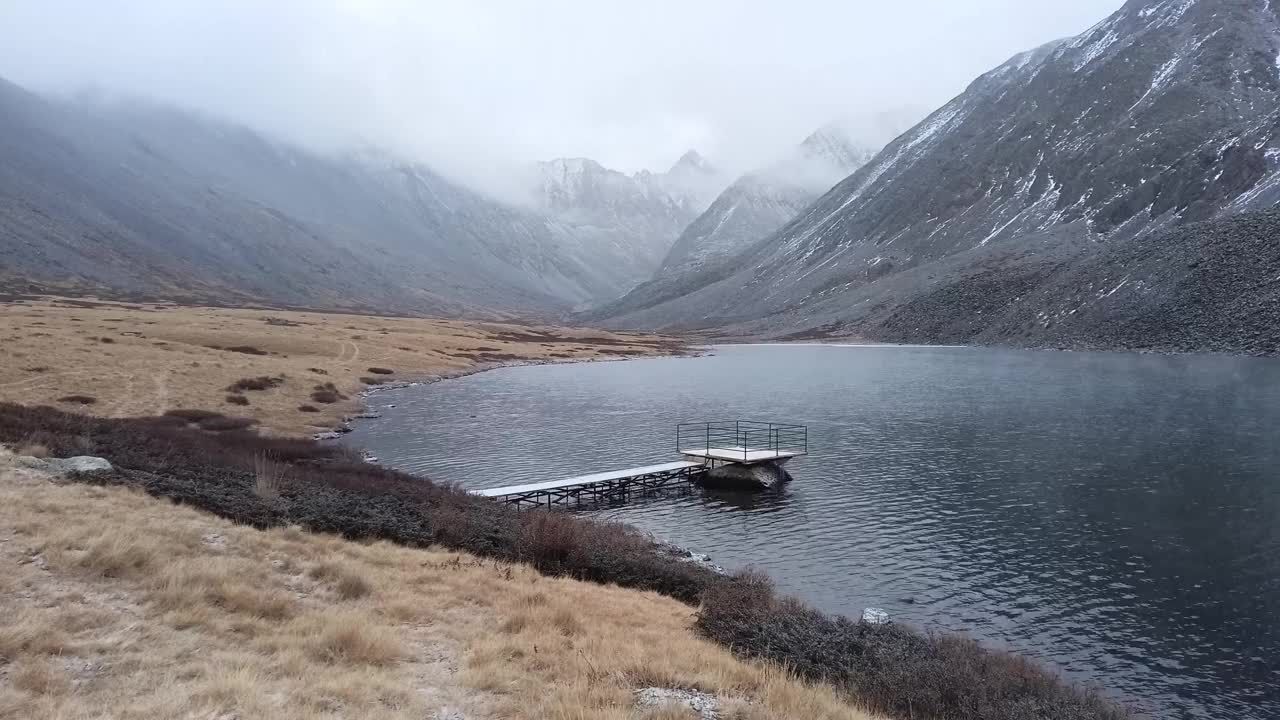 潘通码头上有一座木桥连接着湖岸和山脚下的湖泊。视频素材