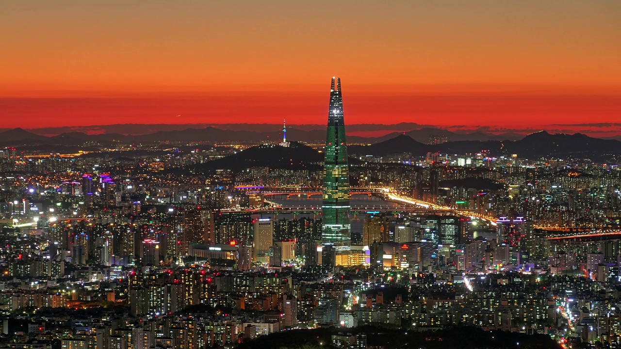 韩国首尔，汉江附近的日落和夜景，乐天世界大厦，南山首尔塔和蚕室区/松坡区视频素材