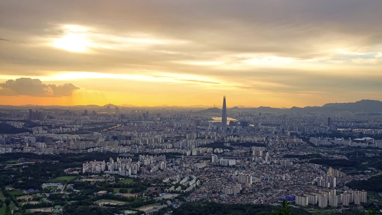 韩国首尔，汉江附近的日落和夜景，乐天世界大厦和蚕室区/松坡区视频素材