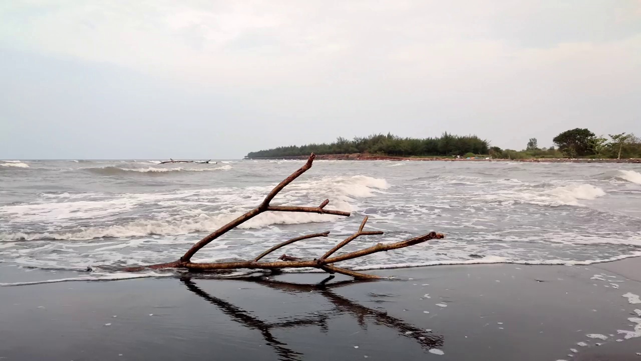 海浪拍打着海滩视频素材