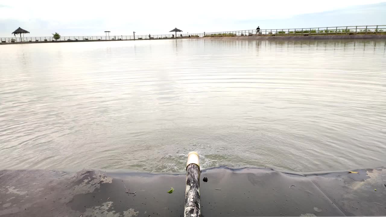 干净的水通过管道流入池塘视频下载