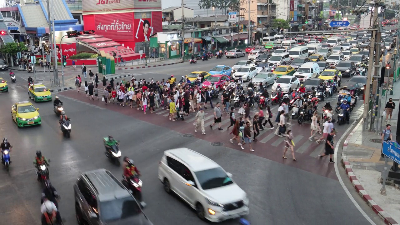 曼谷,泰国。2022年12月22日。曼谷繁忙的街道，行人过路在阿索克十字路口。视频素材