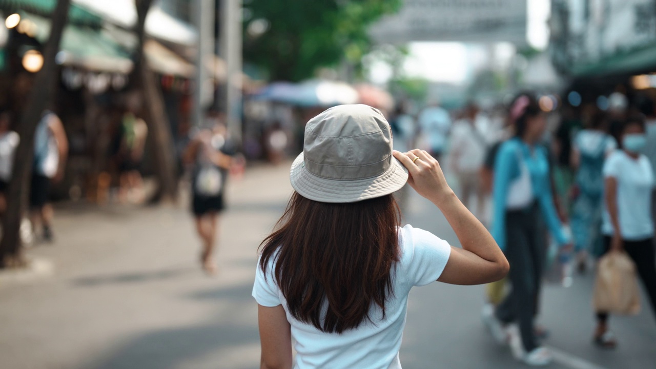 在泰国曼谷的地标和热门景点Chatuchak周末市场观光的游客。东南亚旅游概念视频素材