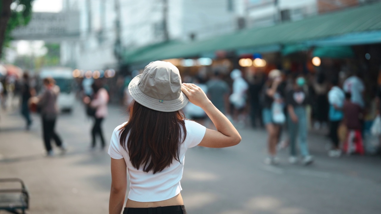 在泰国曼谷的地标和热门景点Chatuchak周末市场观光的游客。东南亚旅游概念视频素材