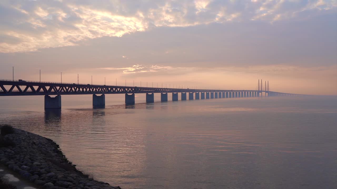 厄勒海峡大桥是连接瑞典和丹麦(马尔默和哥本哈根)的高速公路和铁路桥。视频素材