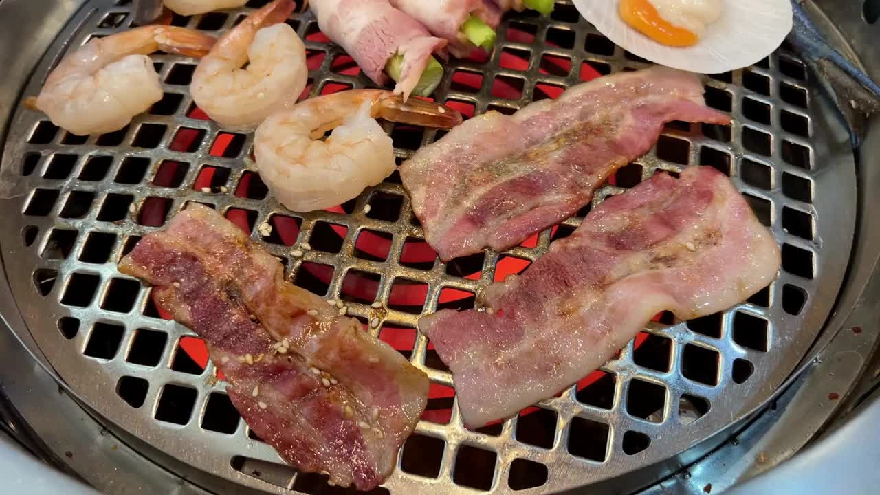 烤猪肉片，韩国菜。视频素材