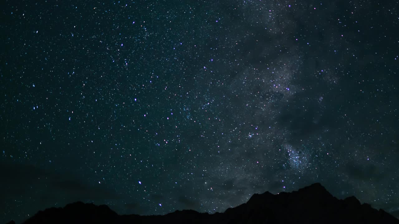 德尔塔水瓶座流星雨和银河系50毫米西南天盘R在惠特尼山内华达山脉美国加利福尼亚州时间延迟视频素材